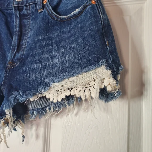 Free People Avery Blue Daisy Chain Lace Cutoff Frayed Denim Short Distressed 26 - Picture 5 of 12